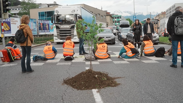 Donnerstagfrüh blockierten Klimaaktivisten die Innsbrucker Hauptverkehrsader. (Bild: Letzte Generation Österreich)