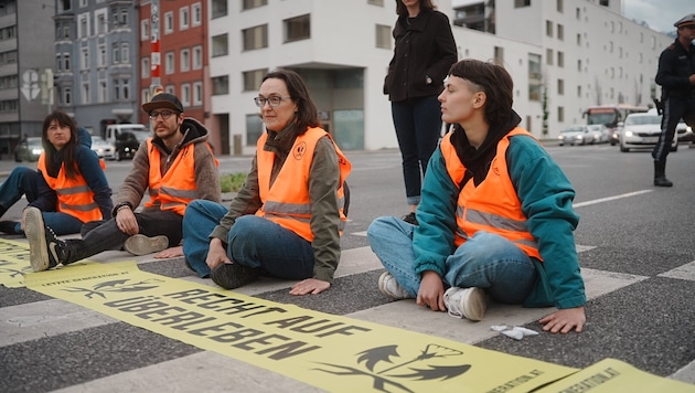 Climate stickers at a protest in Innsbruck in May (archive photo) (Bild: Letzte Generation Österreich)