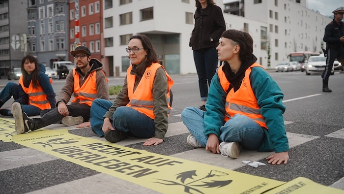 Klimakleber bei einer Protestaktion in Innsbruck im Mai (Archivbild)