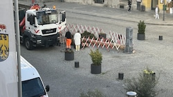 Der kaputte Maibaum liegt jetzt auf der Straße. (Bild: Magistrat Steyr)