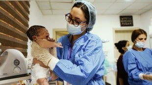 Hebammen sorgen für sichere Geburten. Doch weltweit fehlen 900.000 Geburtshelfer.  (Bild: CARE/SABA KAREEM)