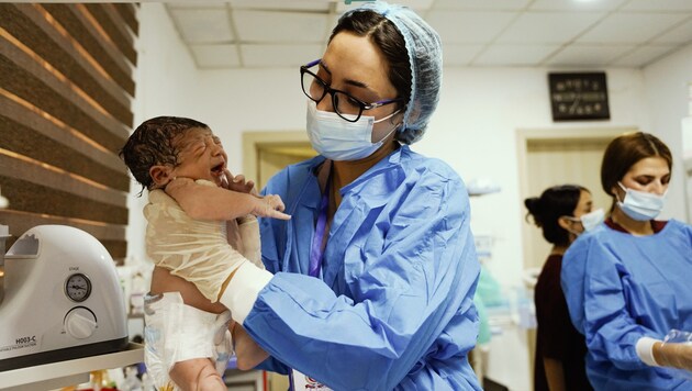 Hebammen sorgen für sichere Geburten. Doch weltweit fehlen 900.000 Geburtshelfer.  (Bild: CARE/SABA KAREEM)