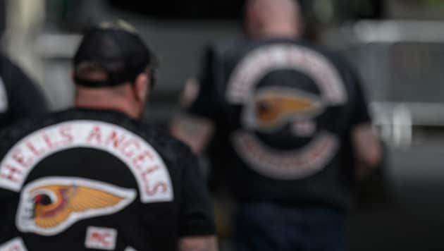 Three suspected members of the Hells Angels rocker gang will have to stand trial from next Wednesday. They are currently at large (symbolic image). (Bild: AFP)