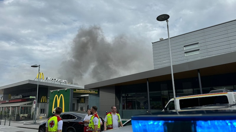 Hinter McDonald‘s entwickelte sich ein starker Rauch. (Bild: Markus Tschepp)