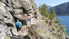 Der Steig führt in den Felsen über dem See dahin, das Dach schützt uns vor einem lieblichen Wasserfall. (Bild: Peter Freiberger)