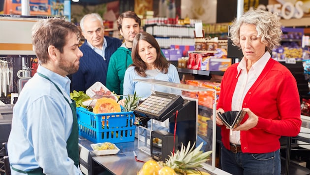 Für viele Österreicher ist das Einkaufen angstbesetzt: Sie haben nicht genug Geld, um sich gut zu ernähren – oder überhaupt täglich zu essen. (Bild: stock.adobe.com/Robert Kneschke)