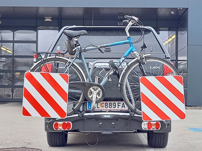 Bei Heckhalterungen für Fahrräder müssen in Italien zwei Warntafeln montiert sein