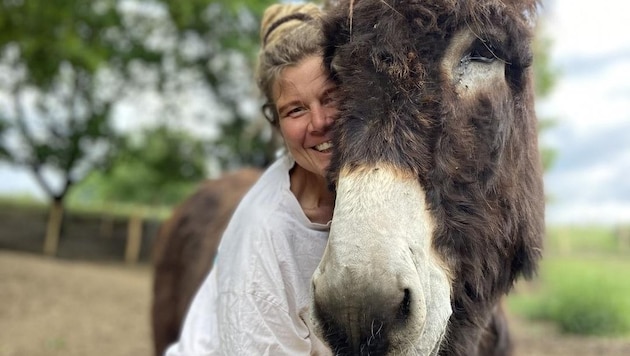 Elisabeth und „Igor“: Sie haben ein besonderes Vertrauensverhältnis.  (Bild: Nussbaumer/Hof Sonnenweide)