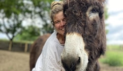 Elisabeth und „Igor“: Sie haben ein besonderes Vertrauensverhältnis.  (Bild: Nussbaumer/Hof Sonnenweide)