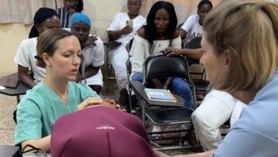 Gynäkologin Nadja Taumberger (li.) und Hebamme Eva Schindler-Lausecker im Holy  Family Hospital