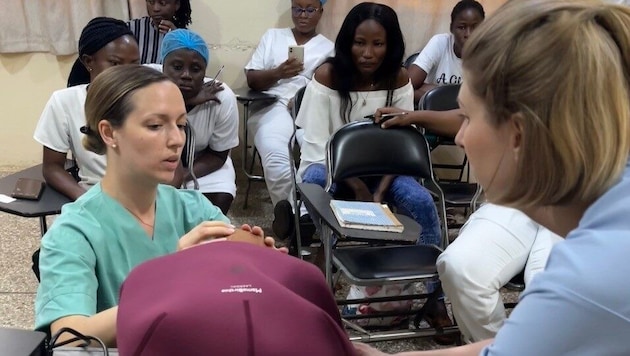 Gynäkologin Nadja Taumberger (li.) und Hebamme Eva Schindler-Lausecker im Holy  Family Hospital