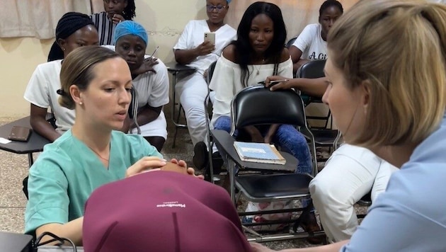 Gynäkologin Nadja Taumberger (li.) und Hebamme Eva Schindler-Lausecker im Holy  Family Hospital (Bild: Schindler-Lausecker)