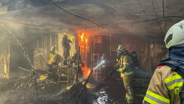 The fire department was able to extinguish the fire. (Bild: ASBÖA Bezirk Flachgau, OVI Wieland Christoph)