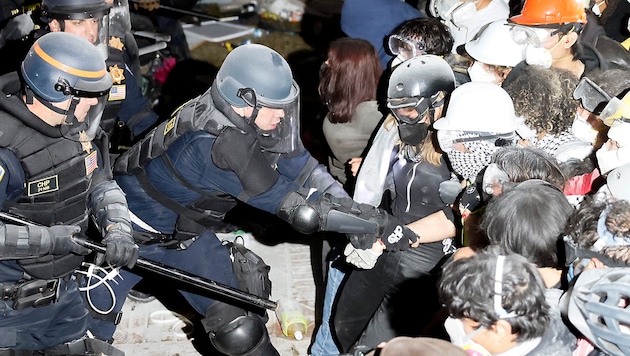 The demonstrators stood in the way of the police. But they made short work of them. (Bild: APA/AFP/Etienne LAURENT)