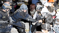 Die Demonstranten stellten sich den Polizisten in den Weg. Doch diese machten kurzen Prozess. (Bild: APA/AFP/Etienne LAURENT)