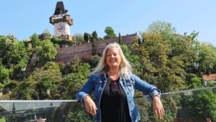 Sonja  Weinländer-Rosos, Gründerin der „Grazer Wunderweiber“, vor herrlicher Graz-Kulisse (Bild: Christian Jauschowetz)