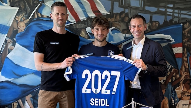 Sportdirektor Christoph Schösswendter mit Simon Seidl sowie Geschäftsführer Christoph Peschek (von links). (Bild: FC Blau-Weiß Linz)