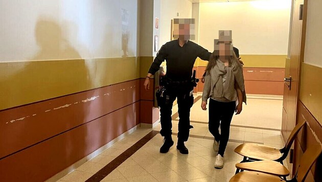 Genç kadın Viyana kırsalında oldukça göze çarpmayan bir görünümdedir. (Bild: Pratschner Sophie, Krone KREATIV)