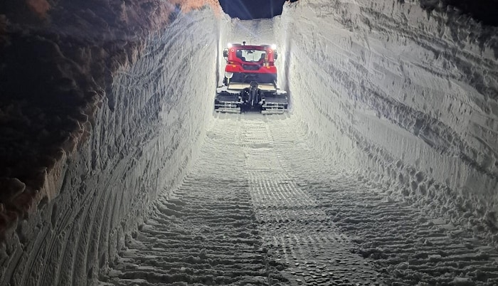 Ein Pistenbully trug im Dezember Teile der Lawine ab – das Opfer blieb aber verschollen.
