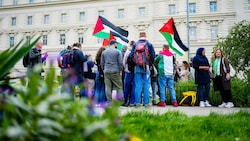 Einige Demonstranten fanden sich anlässlich des Prozesses gegen den Pro-Palästina-Aktivisten vor dem Wiener Landesgericht ein.  (Bild: APA/EVA MANHART)