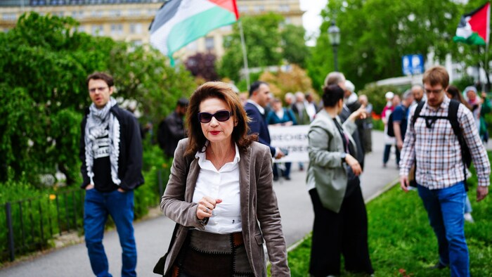Anwältin Astrid Wagner auf ihrem Weg in den Gerichtssaal