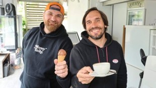 Mario und Janosch betreiben die Kantine Eiszeit im Gänsehäufel. Ob bei ihnen oder im Lokal nebenan – die Qualität mag hoch sein, die Preise sind es aber mittlerweile ebenso. (Bild: Zwefo)