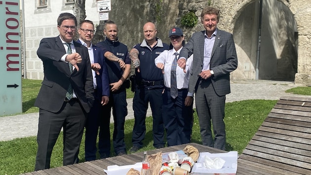 FP-Bürgermeister Andreas Rabl (l.) und „Vize“ Gerhard Kroiß (r.) haben für den Kampf gegen die Müllsünder den Wachdienst engagiert.   (Bild: ZVG)