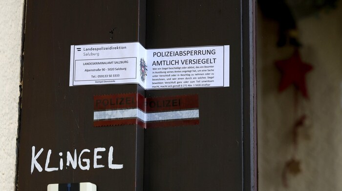 Kripo-Absperrung beim betroffenen Wohnhaus