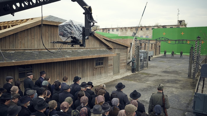 Ein gigantischer Greenscreen machte es möglich, die nachgebauten Baracken nach hinten digital zu vervielfältigen.