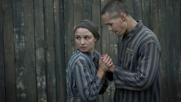 Jonah Hauer-King („Arielle“) spielt den KZ-Häftling Lali Sokolov, der in Auschwitz seine große Liebe Gita, gespielt von Anna Próchniak, kennenlernt. (Bild: © Sky UK Limited.)