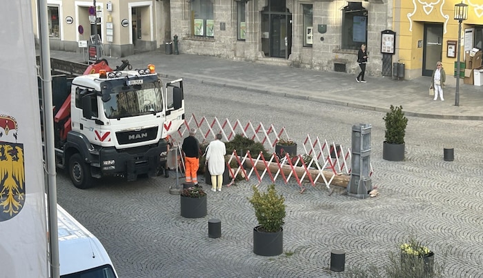 Der auf der Fahrbahn liegende Baum wurde von Mitarbeitern des Magistrats gesichert, in Stücke ...