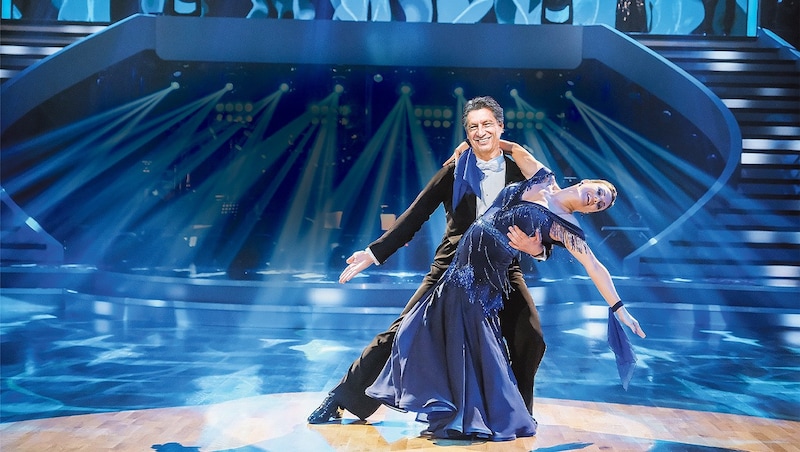 So könnte es aussehen, wenn Polit-Experte Hans Bürger im Ballroom der „Dancing Stars“ über das Parkett gleitet (Bildmontage) – aber lässt man ihn auch?  (Bild: Krone KREATIV/Hans Leitner, Markus Wenzel)