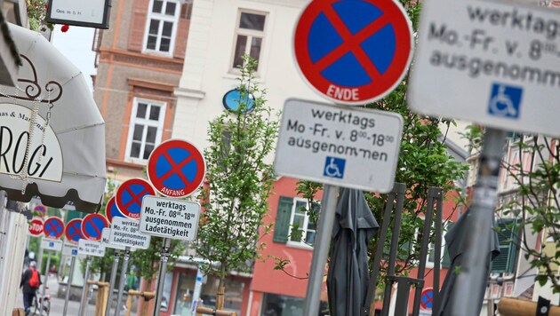 Grüße aus Schilda: Übermäßig viele Verkehrszeichen trüben den Blick in der neu gestalteten oberen Neutorgasse in Graz. (Bild: Christian Jauschowetz)