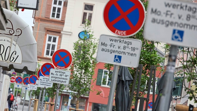 Grüße aus Schilda: Übermäßig viele Verkehrszeichen trüben den Blick in der neu gestalteten oberen Neutorgasse in Graz. (Bild: Christian Jauschowetz)