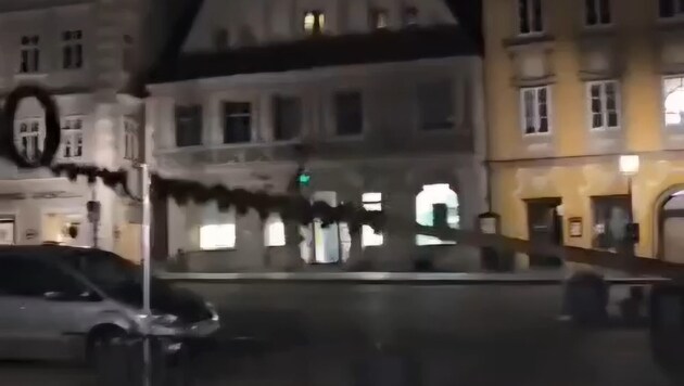 Video screenshot of the falling tree (Bild: Landjugend Wolfern)