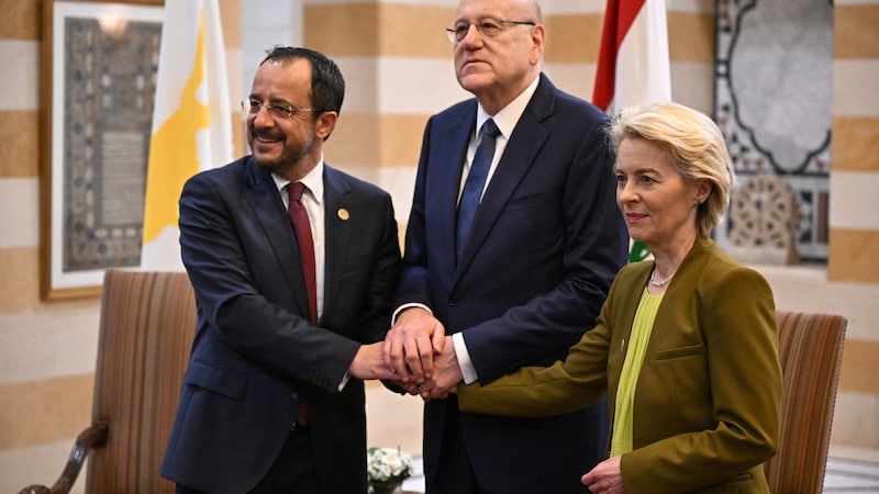 Von der Leyen mit dem libanesischen Ministerpräsidenten Najib Mikati (Mitte) und Zyperns Präsident Nikos Christodoulidis (Bild: AFP/JOSEPH EID)