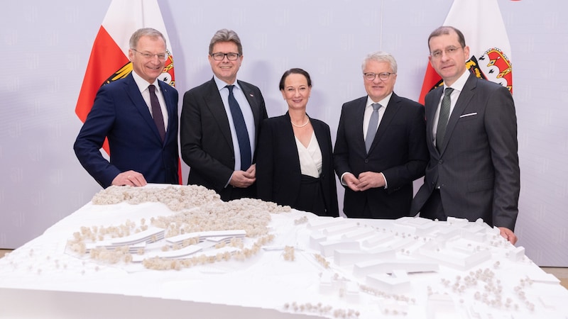 Präsentierten das Siegerprojekt: LH Thomas Stelzer, Minister Martin Polaschek, IT:U-Gründungspräsidentin Stefanie Lindstaedt, Bürgermeister Klaus Luger und „Bauherr“ Hans-Peter Weiss von der BIG (v. l.). (Bild: Krone KREATIV/Daniel Hinterramskogler)