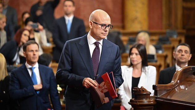 Der neue Regierungschef heißt Milos Vučević. (Bild: AFP/OLIVER BUNIC)