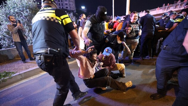 The police respond with brutal violence against the demonstrators. (Bild: AFP)