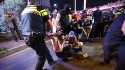 Die Polizei reagiert mit brutaler Gewalt gegen die Demonstranten. (Bild: AFP)