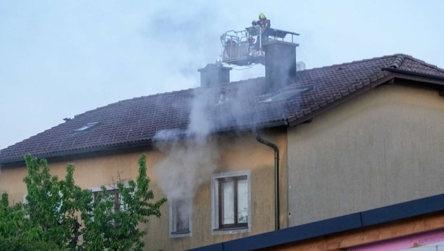 Csütörtök este a flóriánokat egy lakóházban keletkezett tűzhöz riasztották Melk városrészben. (Bild: DOKU-NÖ/DOKU-NÖ )