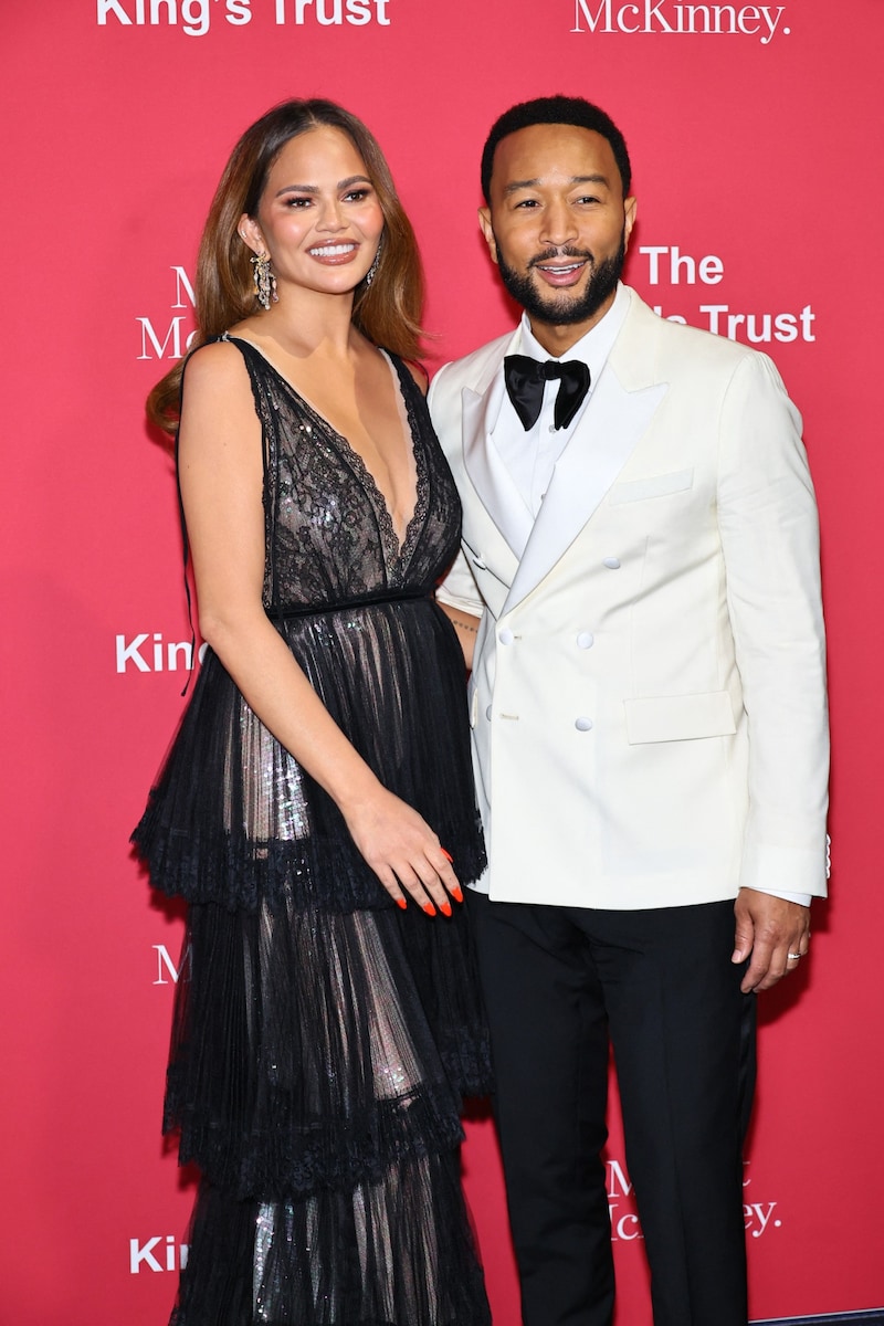 Chrissy Teigen und John Legend posierten gemeinsam auf dem Red-Carpet. (Bild: AFP/APA/Getty Images via AFP/GETTY IMAGES/Theo Wargo)