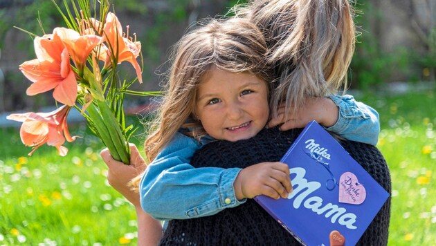 Mit Blumen und Schokolade ist man immer auf der sicheren Seite. (Bild: Brenek Malena)