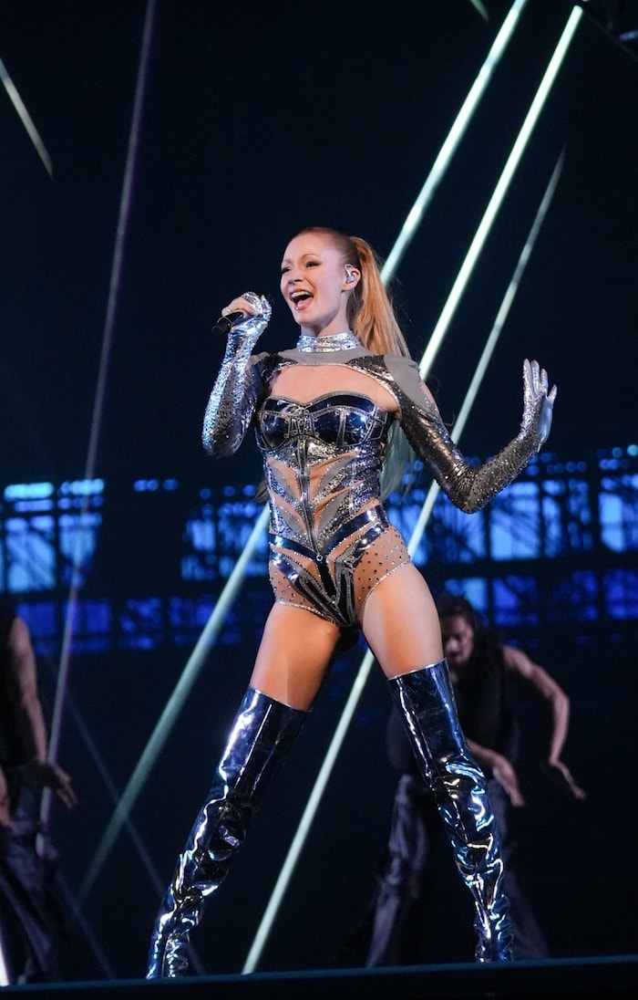 Mit strengem Zopf und sexy Metallic-Body rockte Kaleen die Bühne.