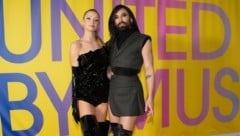 Kaleen und Conchita machten einander in Overknees-Stiefeln Konkurrenz. (Bild: ORF Sendungen/Roman Zach-Kiesling)