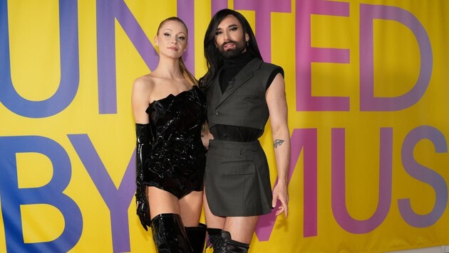 Kaleen und Conchita machten einander in Overknees-Stiefeln Konkurrenz. (Bild: ORF Sendungen/Roman Zach-Kiesling)