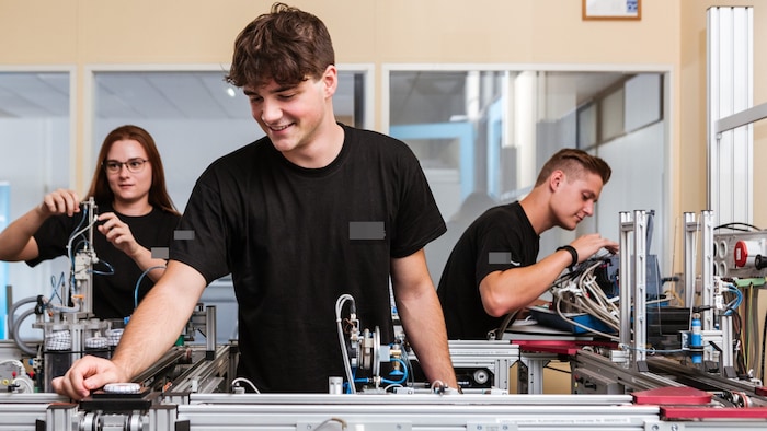 In Industrie- und Technologieunternehmen ist die Zahl der Lehrlinge pro Lehrbetrieb besonders ...