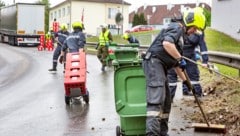 Die mühsamen und „feucht-fröhlichen“ Aufräumarbeiten in der Braustadt Zwettl dauerten eineinhalb Stunden an.  (Bild: Schindler Klaus/Klaus Schindler)