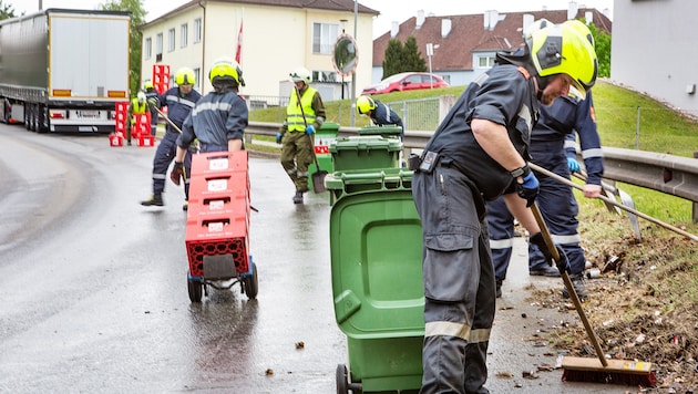 Die mühsamen und „feucht-fröhlichen“ Aufräumarbeiten in der Braustadt Zwettl dauerten eineinhalb Stunden an.  (Bild: Schindler Klaus/Klaus Schindler)