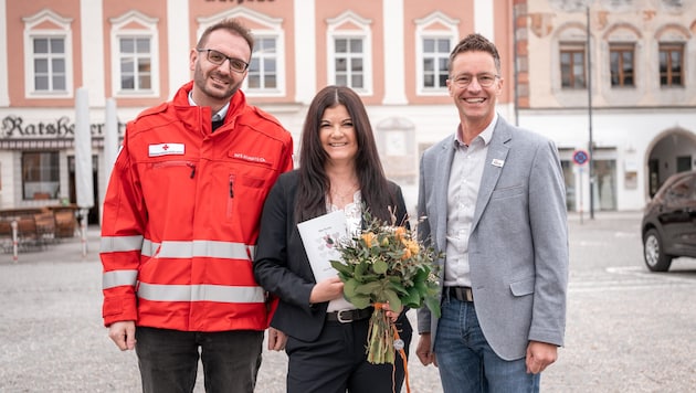 Anlässlich der Fertigstellung ihres Buches traf Silke Pichler ihren damaligen Lebensretter Christoph Aumayr (li.) und Rotkreuz-Bezirksgeschäftsführer Gerald Roth. (Bild: JASMIN PRESLMAYR/ÖRK)